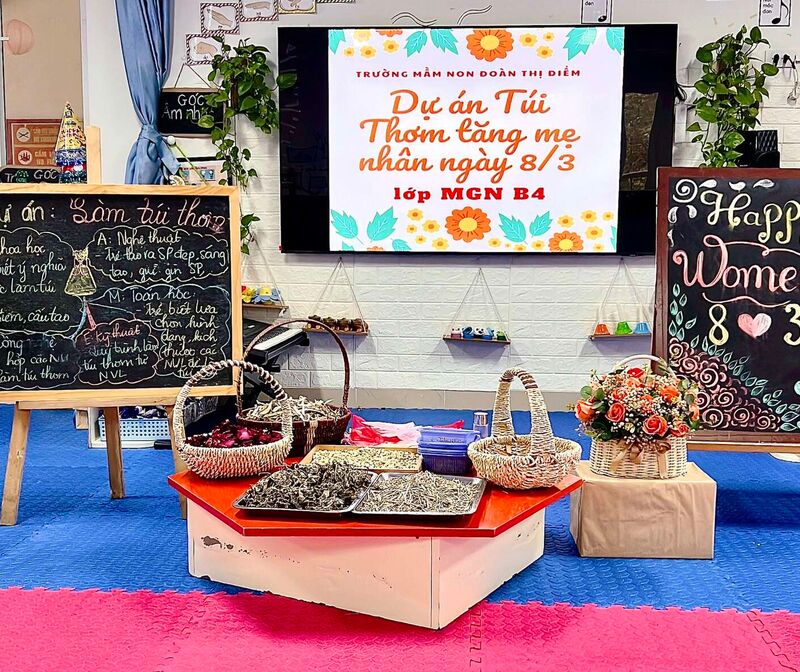 Hoạt động "Làm túi thơm tặng mẹ" nhân ngày 8/3 của khối MGN