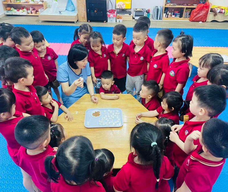 Các bé lớp MGB-C2 hào hứng, thích thú trong giờ học trải nghiệm: "Làm bánh trôi"  nhân dịp tết Hàn Thực 3/3