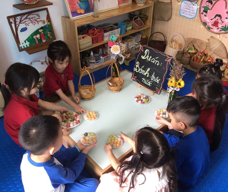 Các bé lớp A4 trải nghiệm nặn bánh trôi tết Hàn thực 3/3.