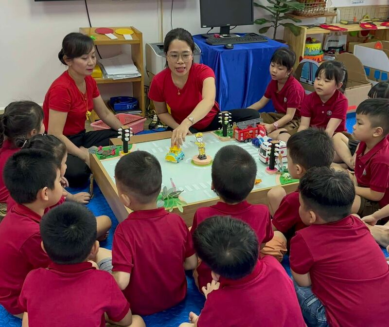 Trường Mầm non Tứ Liên tổ chức kiến tập chuyên đề " Bé với an toàn giao thông"