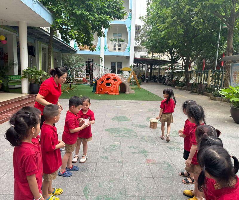 HOẠT ĐỘNG NGOÀI TRỜI "QUAN SÁT TIỆM NƯỚC GIẢI KHÁT" CỦA CÁC BẠN NHỎ LỚP B3