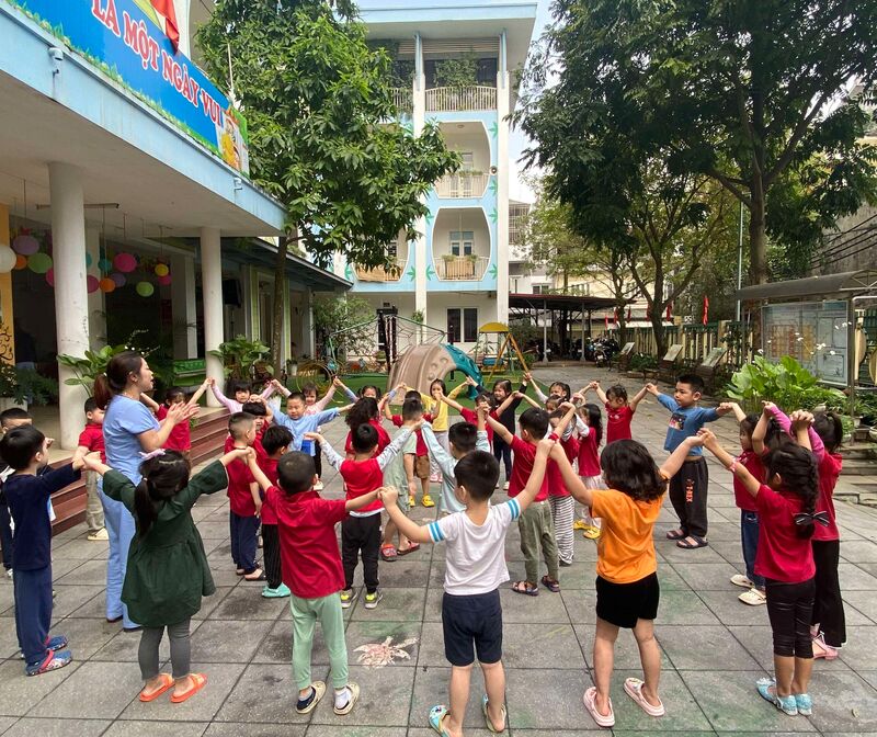 Trẻ hòa mình vào trò chơi dân gian "Mèo đuổi chuột"