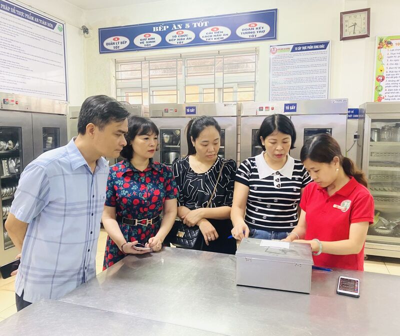 TRƯỜNG MẦM NON AN DƯƠNG ĐÓN ĐOÀN KIỂM TRA VỆ SINH AN TOÀN THỰC PHẨM TRONG TRƯỜNG HỌC