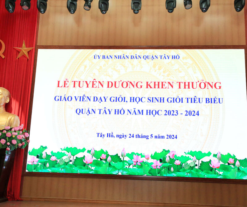 Lễ tuyên dương khen thưởng quận Tây Hồ