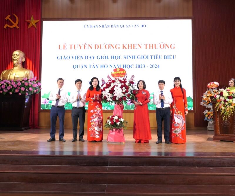 Quận Tây Hồ tuyên dương, khen thưởng giáo viên dạy giỏi, học sinh giỏi tiêu biểu năm học 2023 – 2024