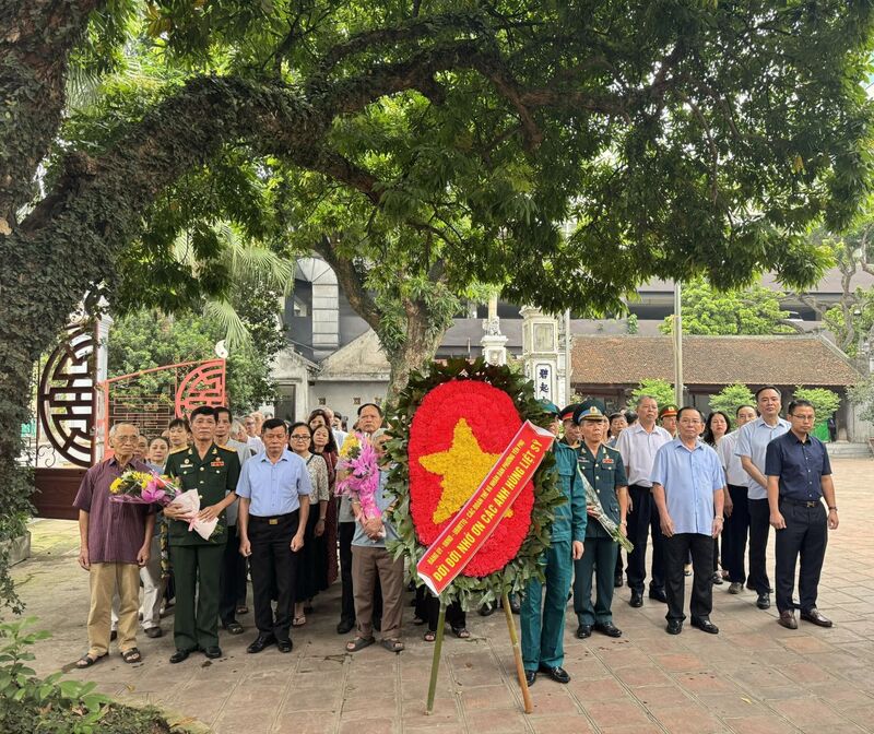 Lễ Dâng hương tưởng niệm các Anh hùng liệt sĩ  tại phường Yên Phụ