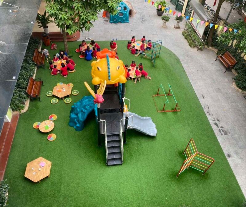 ☘️ Cùng tuyên truyền, vận động, giáo dục cán bộ, giáo viên, học sinh và cha mẹ học sinh nâng cao nhận thức về việc sống thân thiện với môi trường, giảm thiểu áp lực ngày càng gia tăng đối với các hệ sinh thái tự nhiên của Trái đất.