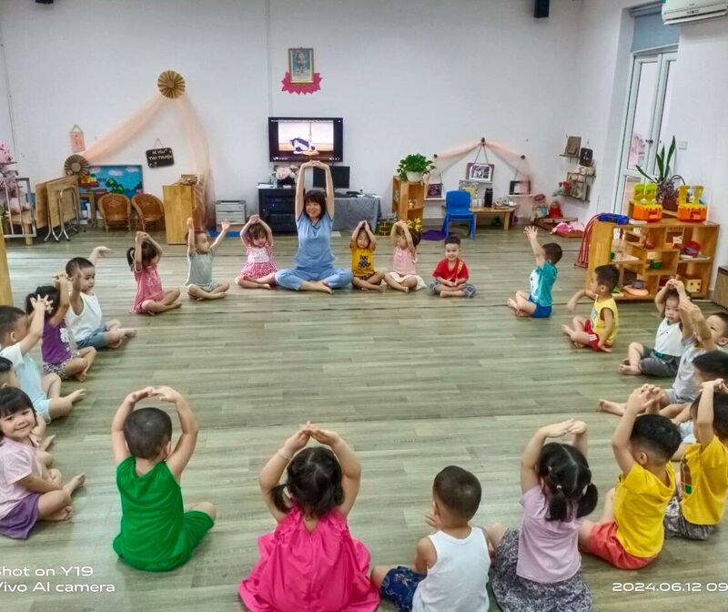 Hoạt động phát triển thể chất: bò chui qua cổng của các bé lớp nhà trẻ