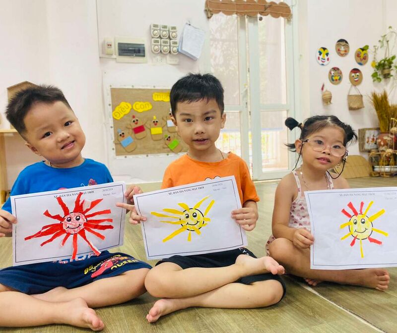 Hoạt động tạo hình khối MGB: Xé, dán tia nắng mặt trời