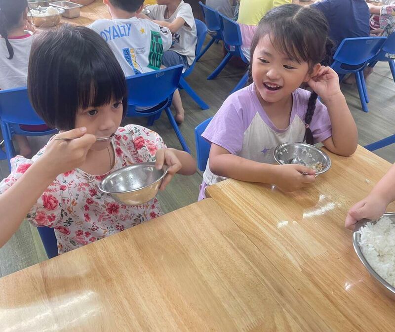 🥘 BỮA TRƯA VUI VẺ CỦA CÁC BÉ LỚP MẪU GIÁO LỚN TRƯỜNG MẦM NON TỨ LIÊN 🍱🍛