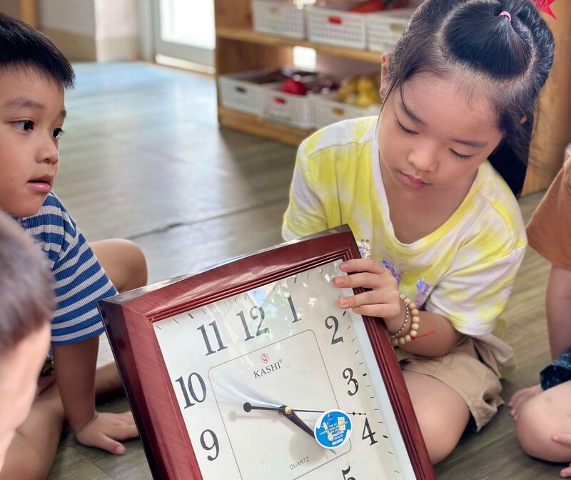 Học sinh MGL tham gia hoạt động : Dạy trẻ cách xem đồng hồ