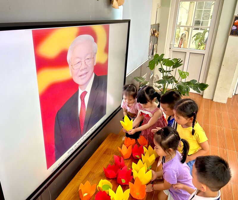 Cô trò trường Mầm non Phú Thượng bày tỏ niềm biết ơn, nghiêng mình vĩnh biệt Bác- Tổng bí thư Nguyễn Phú Trọng