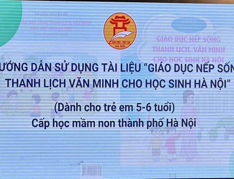 Cán bộ quản lý, giáo viên trường mầm non Tứ Liên tham gia lớp bồi dưỡng tài liệu Giáo dục nếp sống văn minh, thanh lịch cấp học mầm non thành phố Hà Nội.