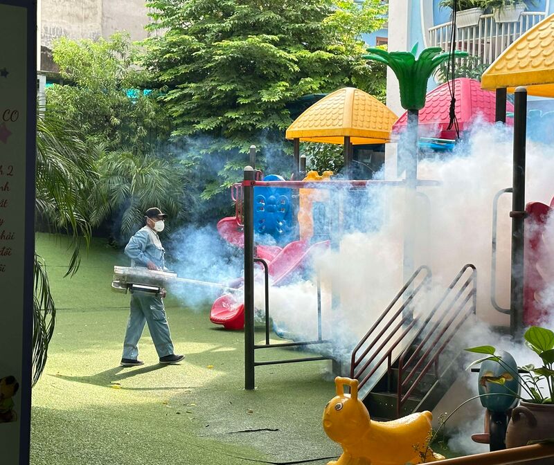 Công tác phun thuốc diệt muỗi định kỳ tại trường mầm Tứ Liên