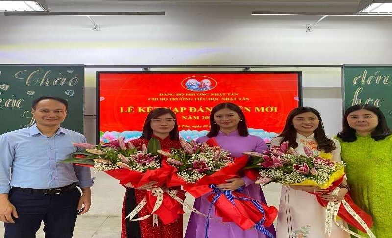 Lễ kết nạp Đảng viên mới của Chi bộ trường Tiểu học Nhật Tân