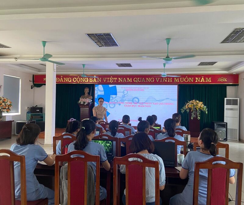 Trường Mầm non Tứ Liên tổ chức bồi dưỡng chuyên môn “Ứng dụng công nghệ trí tuệ nhân tạo (AI) trong tổ chức hoạt động giáo dục cho trẻ mầm non”