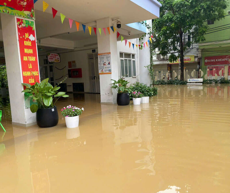 TRƯỜNG MẦM NON TỨ LIÊN KÊ DỌN ĐỒ DÙNG, TRANG THIẾT BỊ DẠY HỌC TRÁNH LŨ