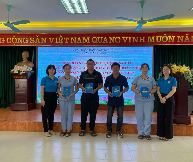 Liên đoàn lao động quận Tây Hồ thăm hỏi, tặng quà cho gia đình ĐV-CĐ bị thiệt hại tài sản do cơn bão số 3