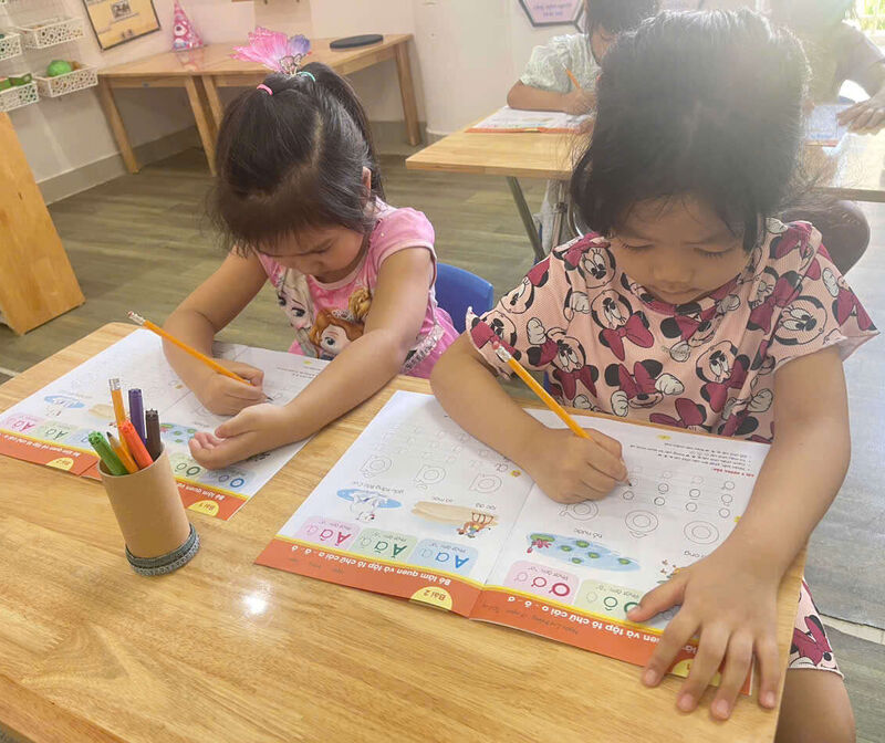 Các bạn lớp MGL A1 đến với giờ tập tô chữ cái o-ô-ơ