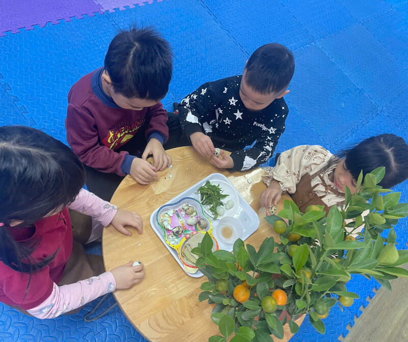 Các bé lớp MGL A1 tham gia vào hoạt động bóc trứng