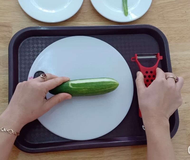 Kĩ năng - thực hành cuộc sống:  Nạo vỏ và cắt dưa chuột