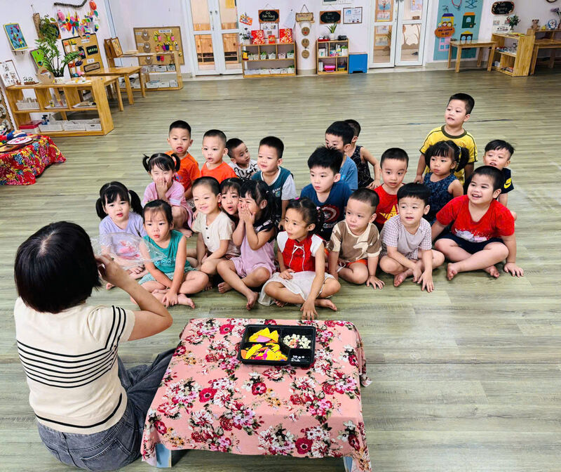 CÁC BÉ KHỐI MẪU GIÁO NHỠ TRƯỜNG MẦM NON TỨ LIÊN TRẢI NGHIỆM HOẠT ĐỘNG “LÀM ĐỒ CHƠI TRUNG THU"