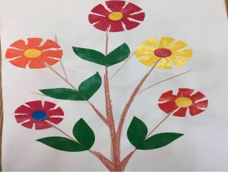 Hoạt động tạo hình: Cắt dán hoa tặng mẹ.