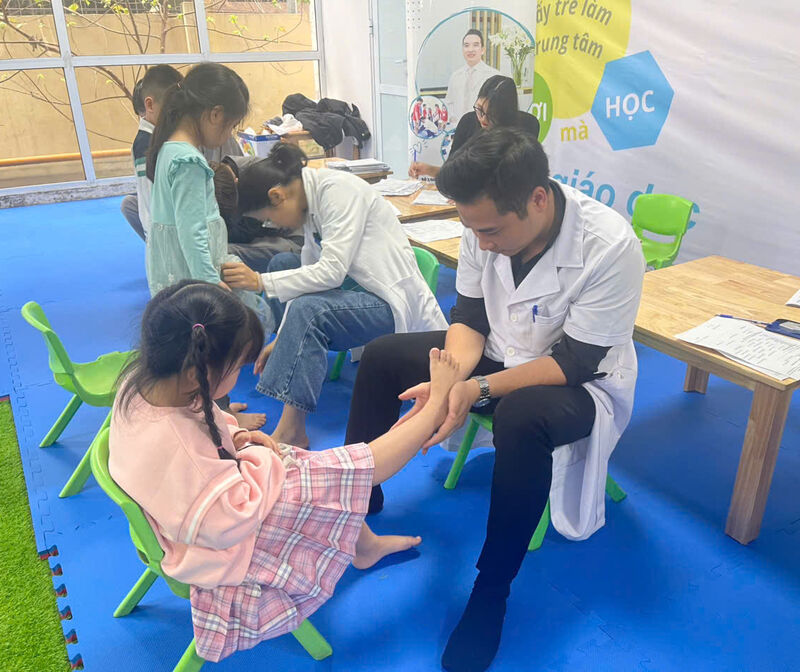 TRƯỜNG MẦM NON TỨ LIÊN PHỐI HỢP CÙNG CÔNG TY CỔ PHẦN CÔNG NGHỆ Y HỌC DR DFIT TỎ CHỨC KHÁM "TẦM SOÁT CONG VẸO CỘT SỐNG VÀ TẬT BÀN CHÂN BẸT" CHO HỌC SINH NHÀ TRƯỜNG