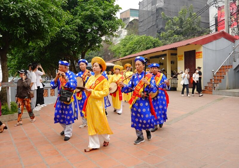 Bài giảng điện tử . Đề tài" Tìm hiểu lễ hồi đình làng Tứ Liên"