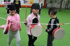 VĐCB: Bật qua vật cản, ôn ném trúng đích ngang- TC bịt mắt đánh trống