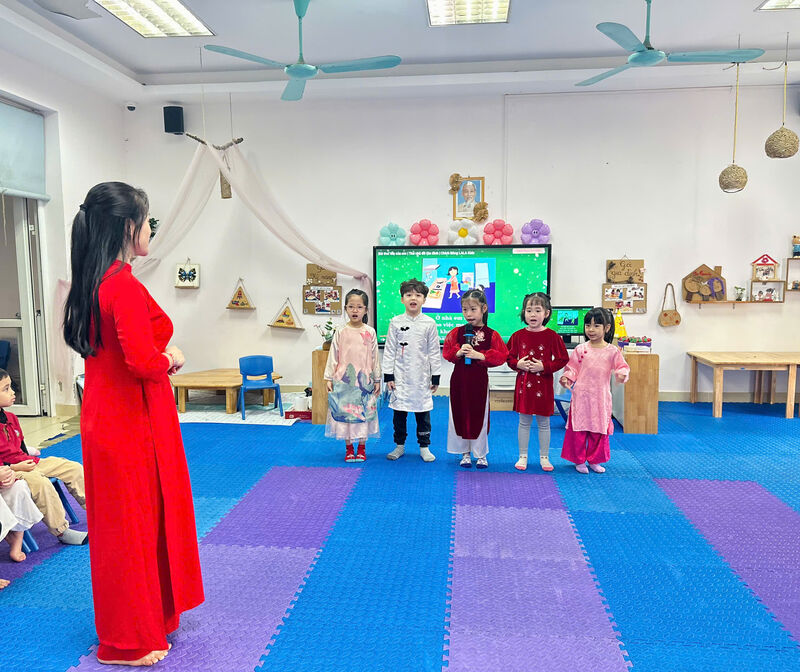 Cô và trò lớp A3 tham gia vào tiết học làm quen văn học : Thơ " Mẹ của em "