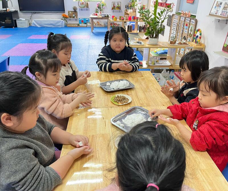 CÁC BẠN NHỎ KHỐI MẪU GIÁO NHỠ THAM GIA HOẠT ĐỘNG TRẢI NGHIỆM NẶN BÁNH TRÔI NHÂN NGÀY TẾT HÀN THỰC