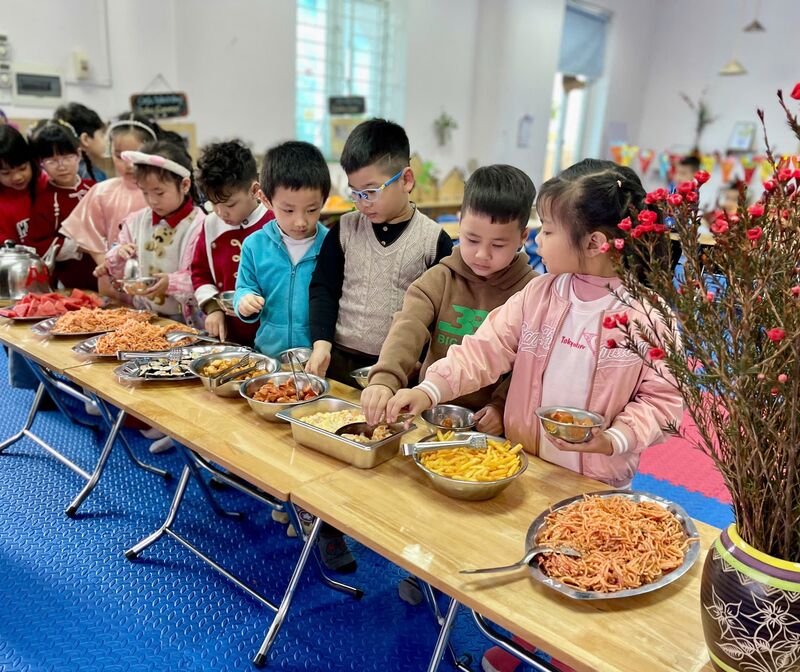 🌸 Tiệc Buffet Chúc mừng Ngày 8/3 tại Trường Mầm non Tứ Liên! 🌸