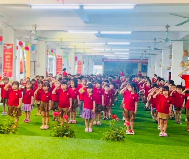 TRANG NGHIÊM GIỮA MÀU CỜ, MẦM NON TỨ LIÊN TỰ HÀO TIẾN BƯỚC