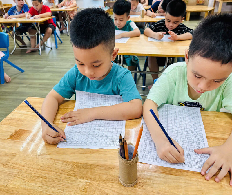 CÁC BÉ MẪU GIÁO LỚN VỚI HOẠT ĐỘNG TẬP TÔ CHỮ CÁI