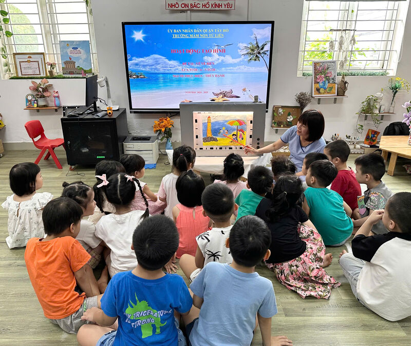 Hoạt động tạo hình của bạn nhỏ lớp B2 vẽ về biển