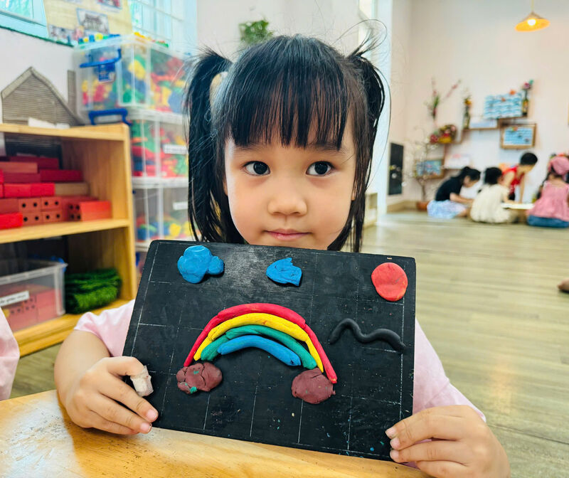 🌈🌈  CÁC BÉ LỚP MGL VỚI HOẠT ĐỘNG: NẶN CẦU VỒNG