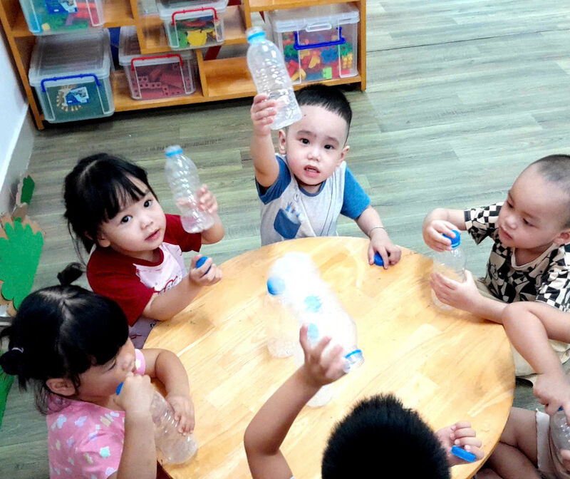 🍼☀️ HOẠT ĐỘNG HÈ BỔ ÍCH – HỌC KỸ NĂNG QUA TRÒ CHƠI “ĐÓNG – MỞ NẮP CHAI” 🌈