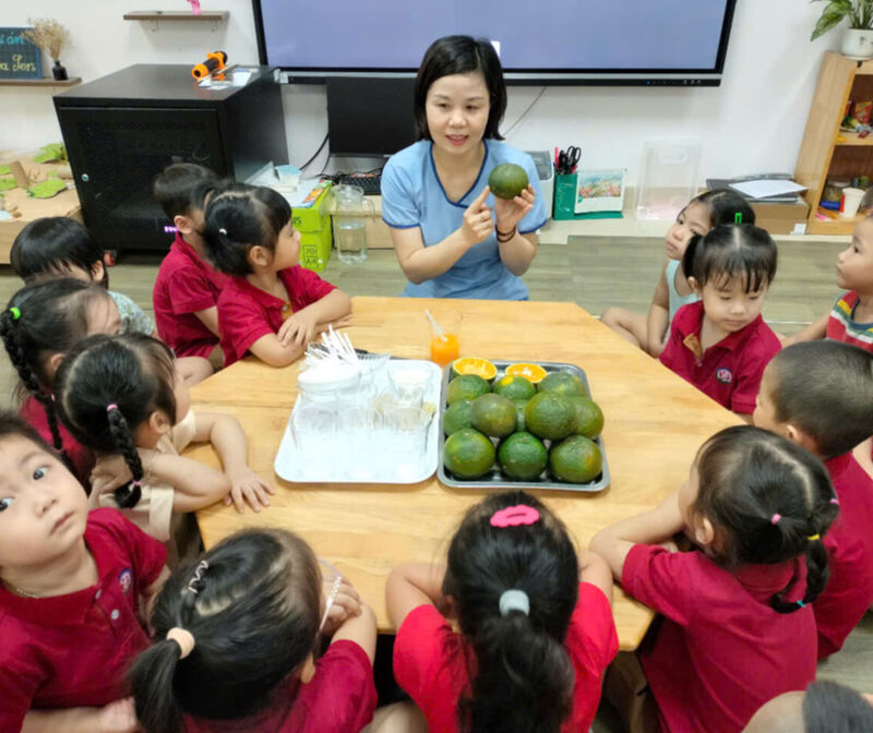 BÉ KHÉO TAY PHA NƯỚC CAM – VỪA HỌC, VỪA CHƠI!