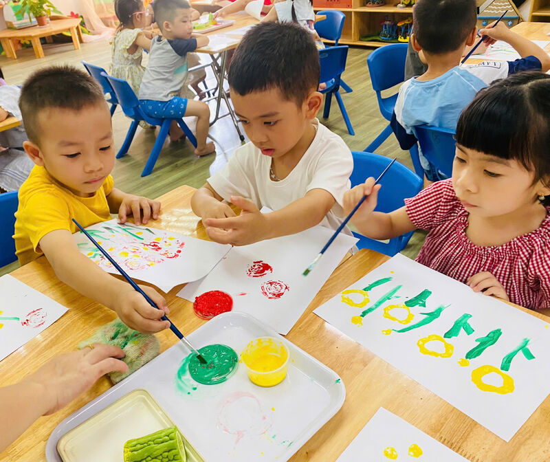 HỌC SINH KHỐI MẪU GIÁO NHỠ CÙNG HOẠT ĐỘNG TẠO HÌNH : IN HÌNH TỪ RAU CỦ