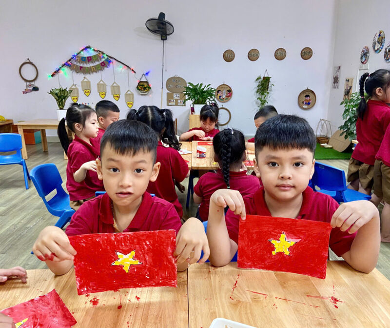 HỌC SINH LỚP A2 TỰ HÀO TÔ THẮM LÁ CỜ TỔ QUỐC