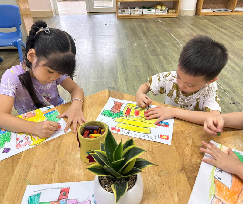 Học sinh lớp A3 tham gia vẽ tranh với đề tài " Việt Nam trong con mắt trẻ thơ"