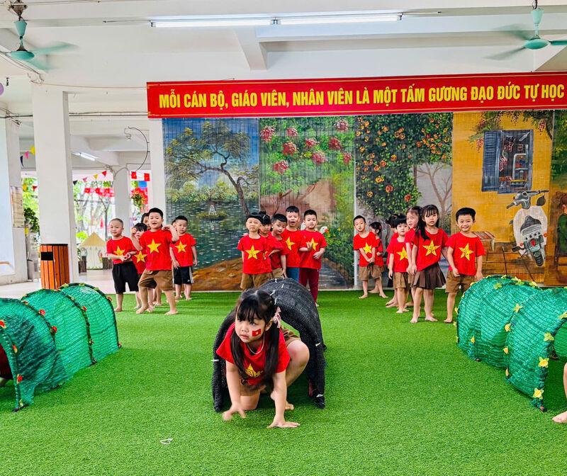 ​ Hướng đến kỷ niệm 80 năm Quốc khánh Việt Nam 2/9 các bé mẫu giáo lớn A4 đã tham gia trải nghiệm hoạt động được làm các chú bộ đội đặc biệt mang tên "Thao trường quả cảm" nhằm rèn luyện thể lực, tính kỷ luật và tinh thần yêu nước sâu sắc.  ​