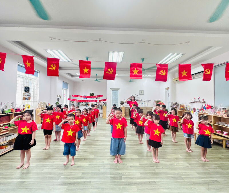 Học sinh lớp A5 tham gia vào hoạt động  chào cờ, xem tài liệu phóng sự chào mừng 80 năm ngày Quốc khánh nước CHXHCN Việt Nam