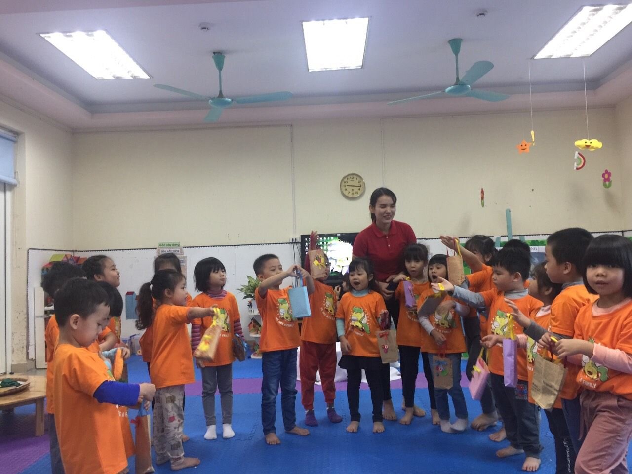 Trường MN Tứ Liên tổ chức thành công Chuyên đề kiến tập  “Tiếp cận học qua chơi và đổi mới hình thức tổ chức hoạt động giáo dục lĩnh vực phát triển thẩm mỹ”