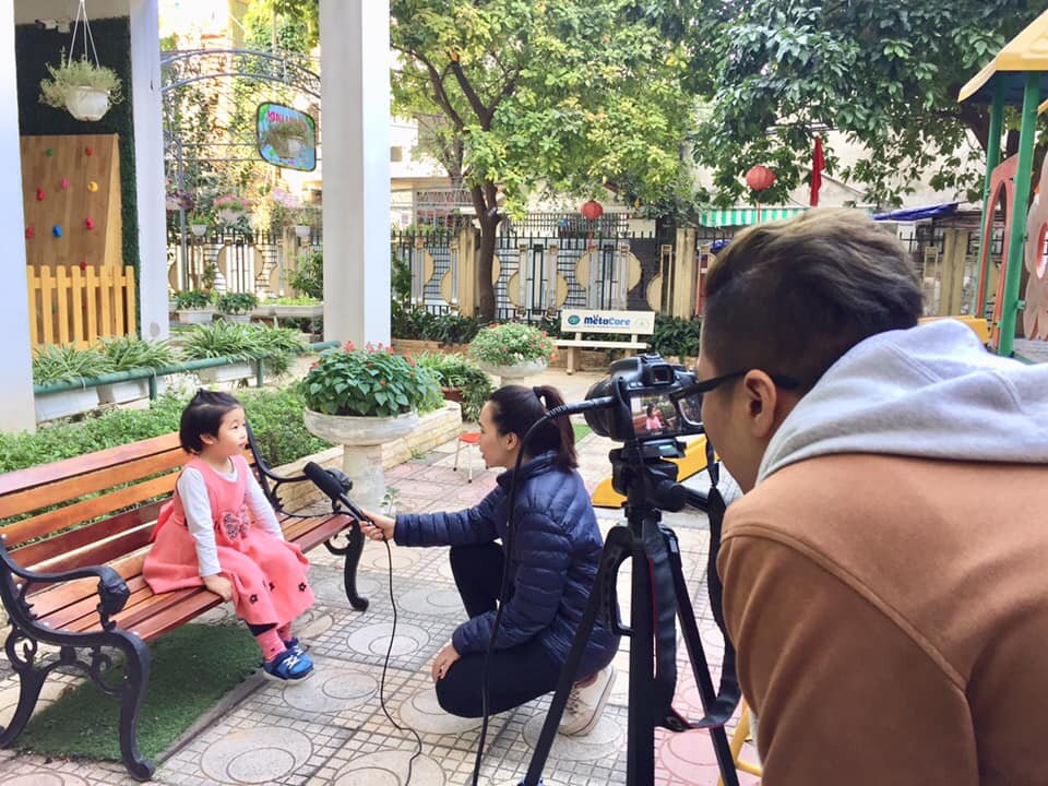 Trường MN Tứ Liên  kết hợp với báo cầu vồng quay chương trình” giáng sinh thần kỳ đến từ điều kì diệu”