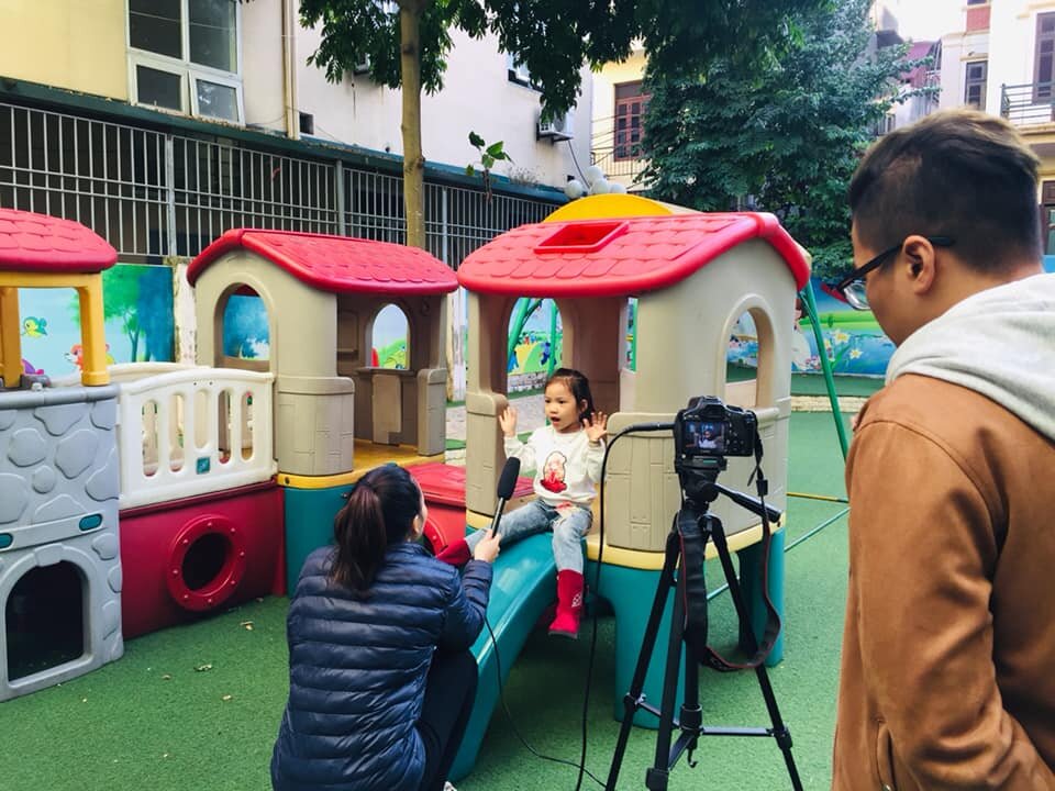 Trường MN Tứ Liên  kết hợp với báo cầu vồng quay chương trình” giáng sinh thần kỳ đến từ điều kì diệu”