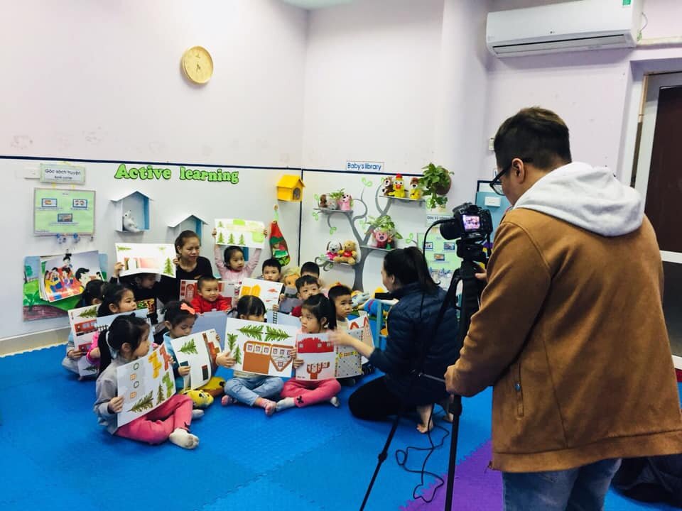 Trường MN Tứ Liên  kết hợp với báo cầu vồng quay chương trình” giáng sinh thần kỳ đến từ điều kì diệu”