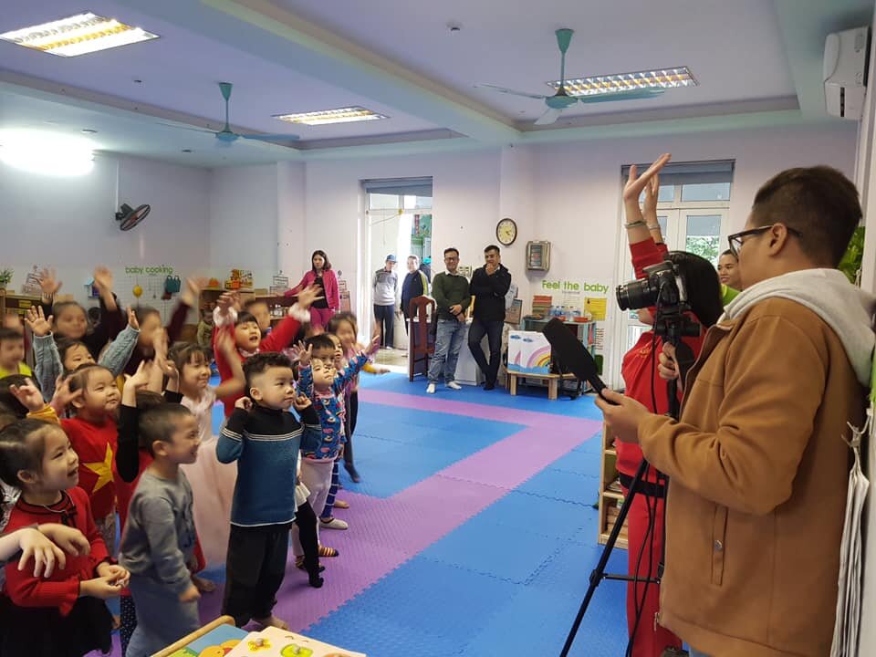 Trường MN Tứ Liên  kết hợp với báo cầu vồng quay chương trình” giáng sinh thần kỳ đến từ điều kì diệu”