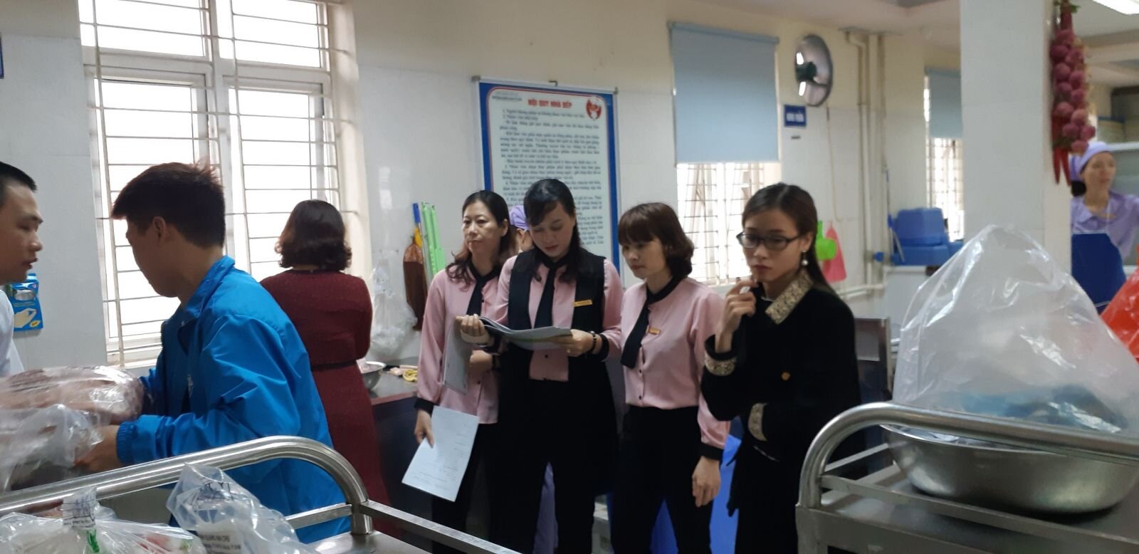 Tăng cường phối hợp với phụ huynh giám sát giao nhận thực phẩm đảm bảo an toàn thực phẩm tại bếp ăn trường Mầm non Tứ Liên